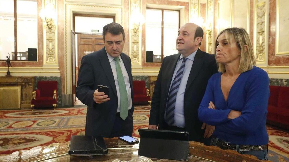 Los diputados Aitor Esteban e Idoia Sagastizabal, con el presidente del EBB del PNV, Andoni Ortuzar, en una anterior aparición
