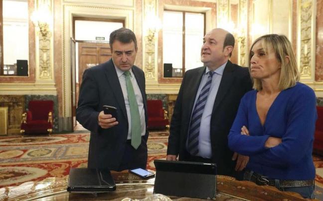 Los diputados Aitor Esteban e Idoia Sagastizabal, con el presidente del EBB del PNV, Andoni Ortuzar, en una anterior aparición