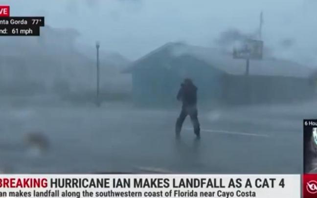 El meteor&oacute;logo, sufriendo en directo los estragos del hurac&aacute;n.