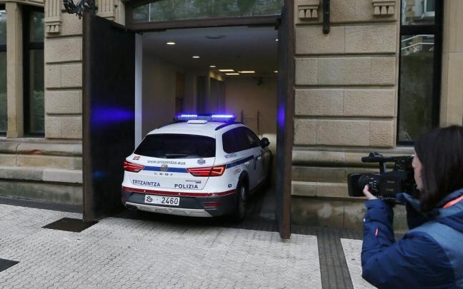 Una patrulla de la Ertzaintza accede a la parte trasera de la Audiencia de Gipuzkoa. Una patrulla de la Ertzaintza accede a la parte trasera de la Audiencia de Gipuzkoa.