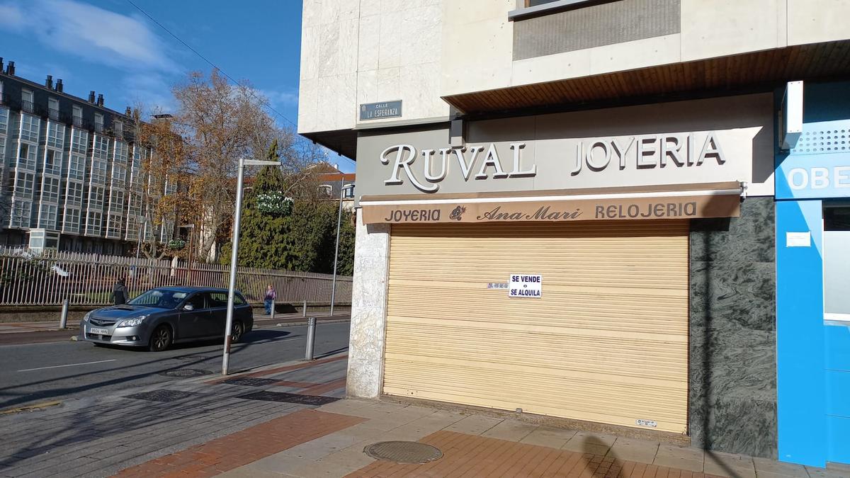 Las joyas y los relojes han sido los protagonistas durante décadas de este mítico escaparate de Vitoria