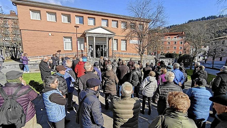 Los legazpiarras que tomaron parte en la marcha, delante del ambulatorio.