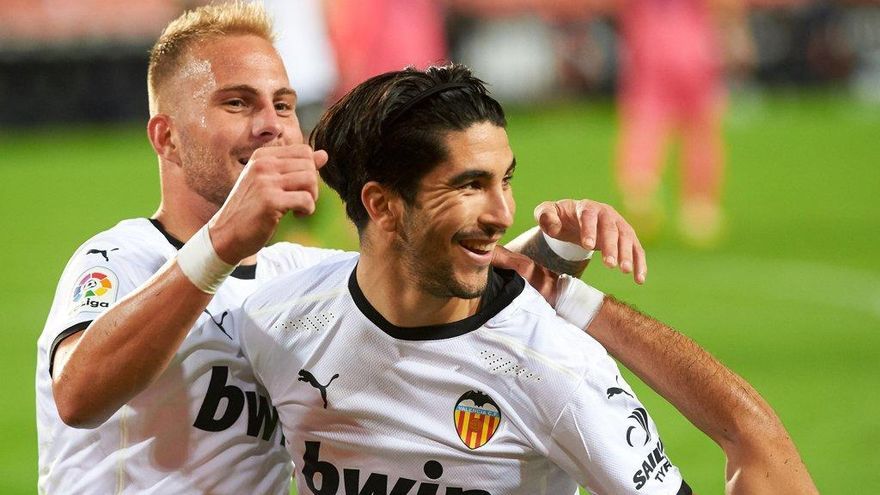 Carlos Soler celebra un gol con el Valencia.