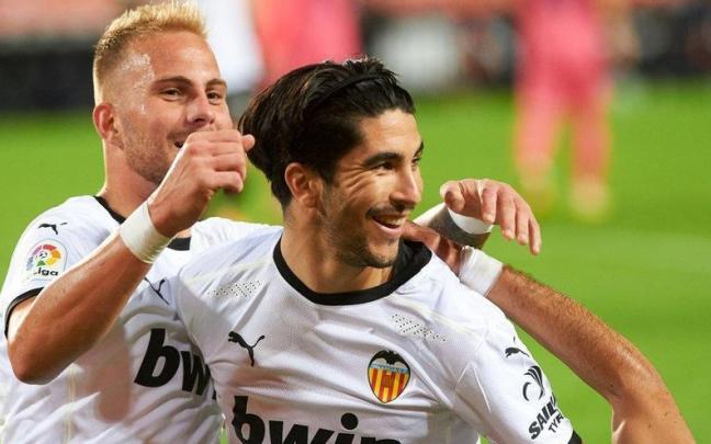 Carlos Soler celebra un gol con el Valencia.