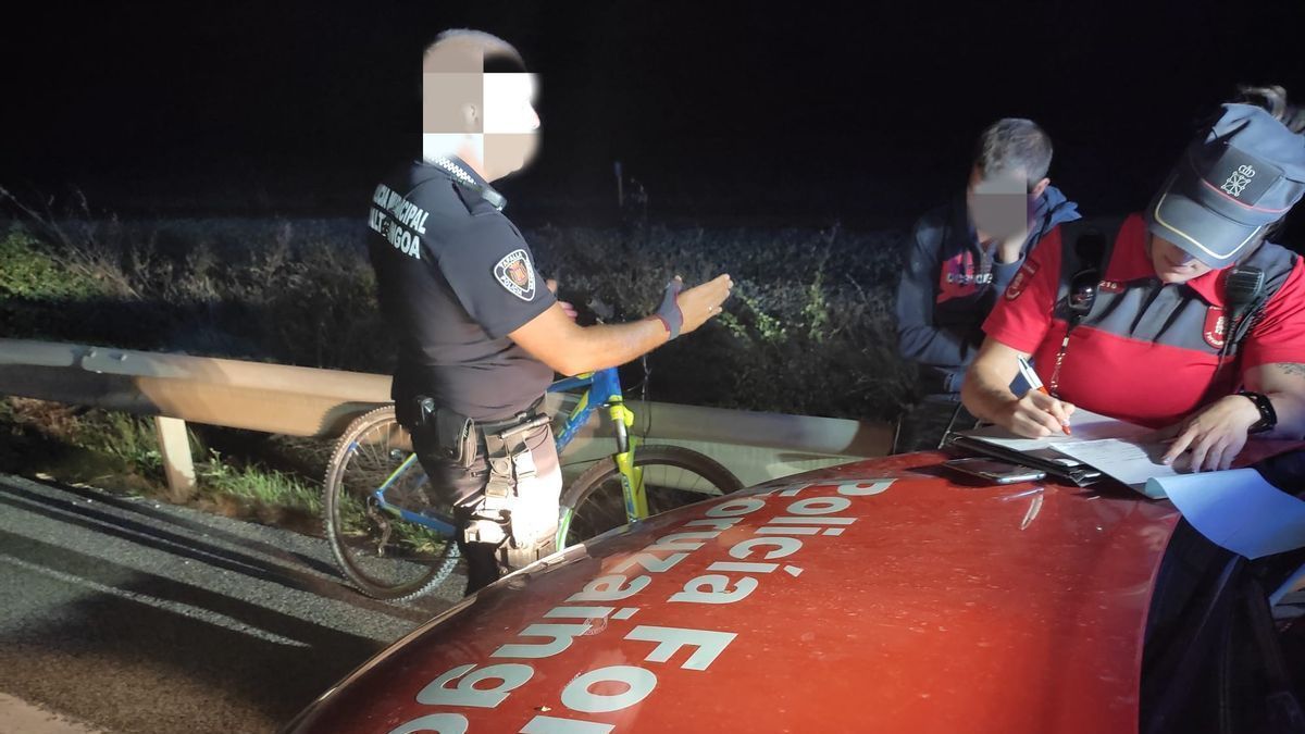 Agentes de Policía Foral y Policía Local de Tafalla, en el lugar donde interceptaron al ciclista.