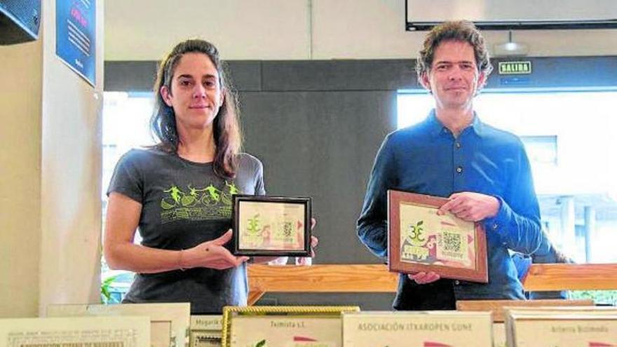 June San Millán y Javier Liras, con los diplomas que entregaron a las entidades.