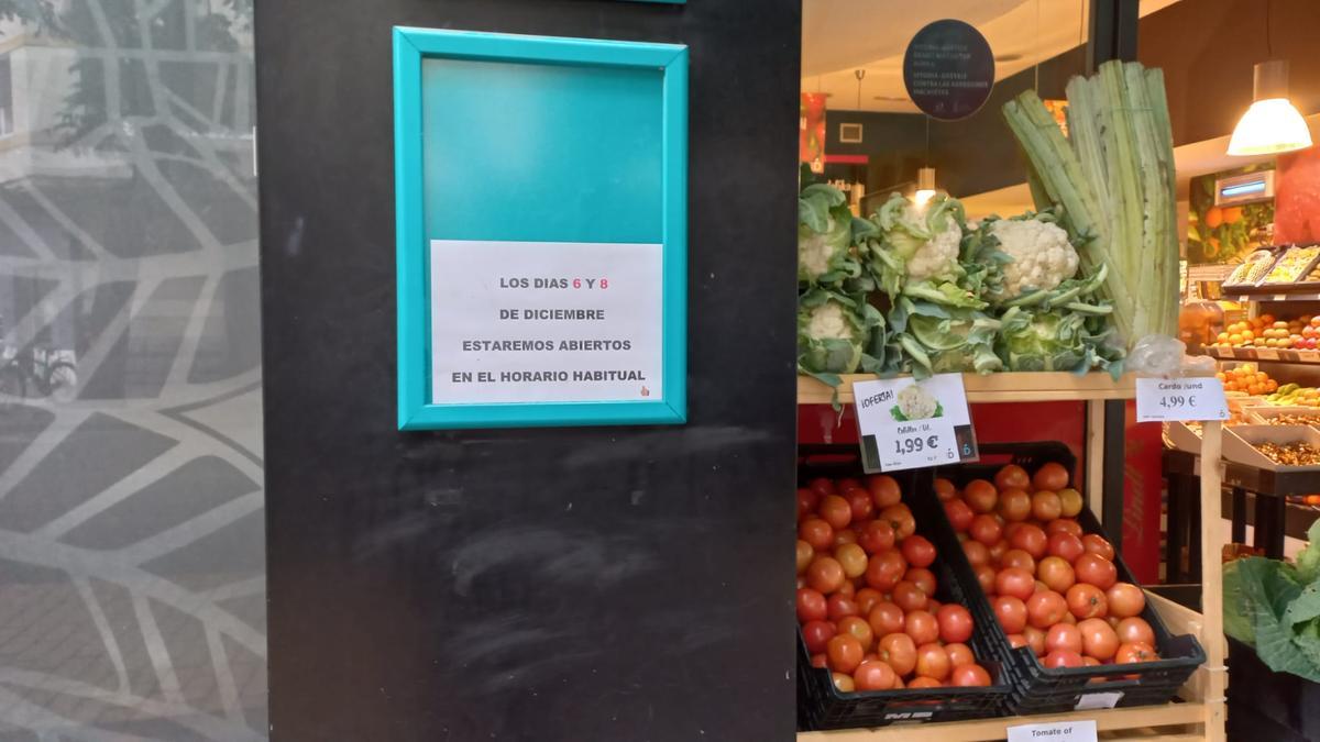 Cartel informativo colgado en esta frutería de Vitoria