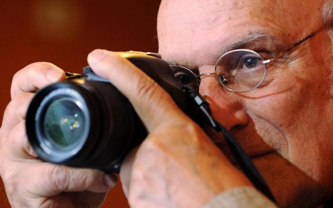 Carlos Saura con su cámara de fotos. Carlos Saura con su cámara de fotos.