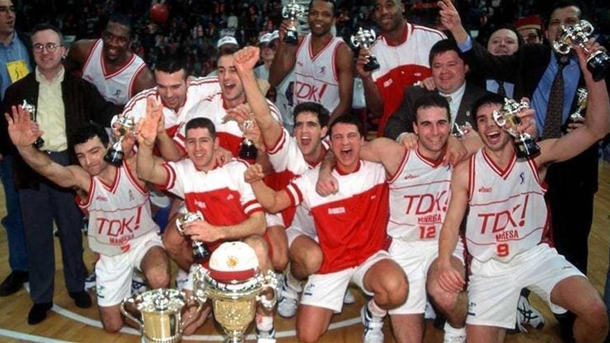 Joan Peñarroya (dorsal 9) celebra junto a sus compañeros en el TDK Manresa la Copa del Rey conquistada en 1996