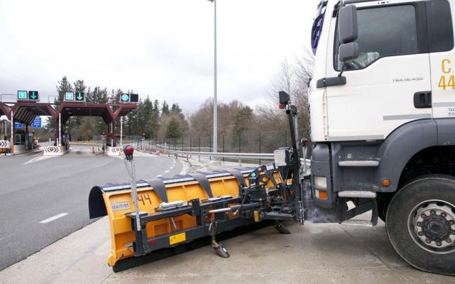 Un quitanieves en una nevada anterior