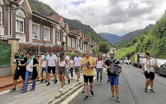 Debido al mal estado de la ermita de Santa Ana, Mendaro inici&oacute; la fiesta de ayer en Garagartza. | FOTO: BARREN.EUS