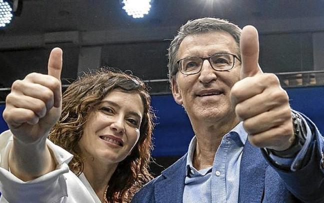 Ayuso y Feijóo levantan los pulgares en un acto de su partido. | FOTO: E.P. Ayuso y Feijóo levantan los pulgares en un acto de su partido. | FOTO: E.P.