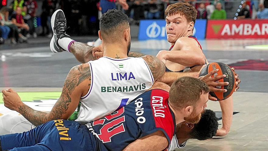 Costello y Kotsar pelean el viernes desde el suelo por un balón en el partido ante el Unicaja. | FOTO: JORGE MUÑOZ