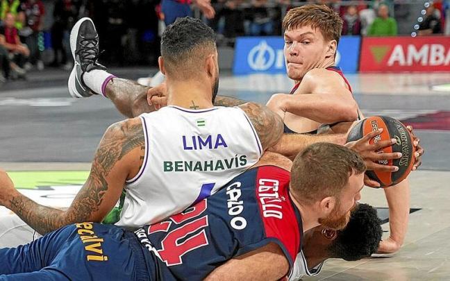 Costello y Kotsar pelean el viernes desde el suelo por un balón en el partido ante el Unicaja. | FOTO: JORGE MUÑOZ