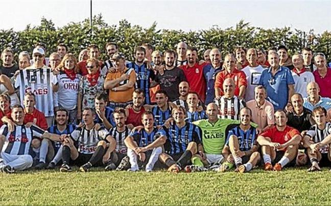 Los colores del Urroztarra se mezclaron con el blanco y rojo de fiestas. 124 personas disfrutaron de la comida en una jornada para el recuerdo del club y del pueblo.