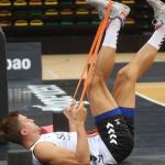 Xavi Rabaseda realiza estiramientos.