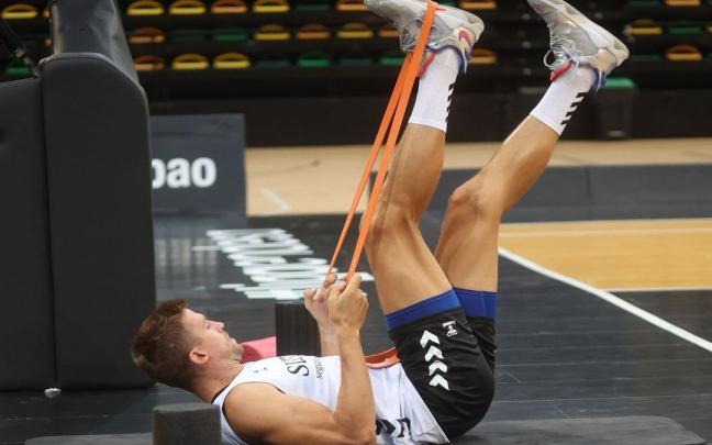 Xavi Rabaseda realiza estiramientos.