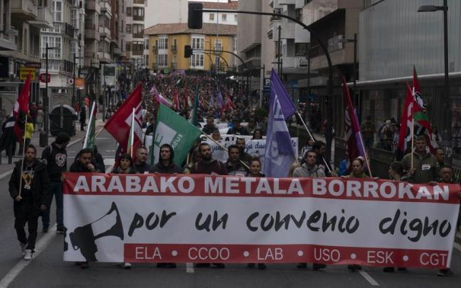 Manifestación de Mercedes y el Metal alavés en Vitoria