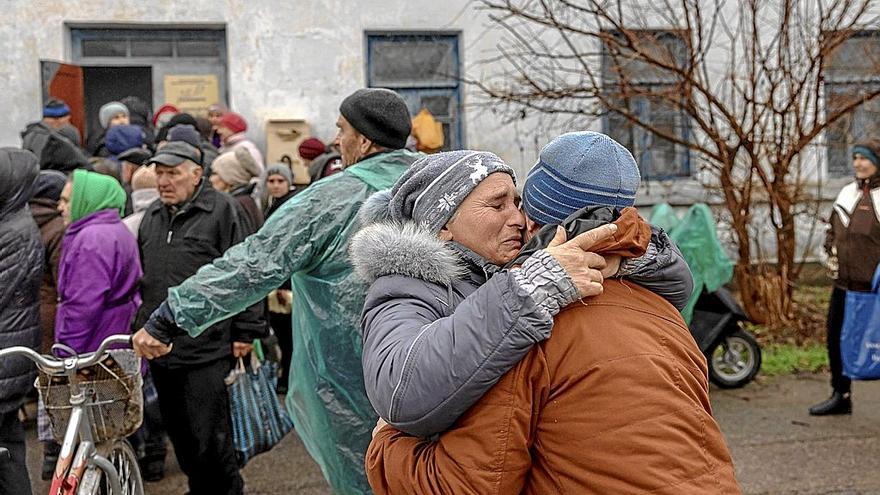 Reencuentros en Jersón tras la retirada rusa. | FOTO: EFE