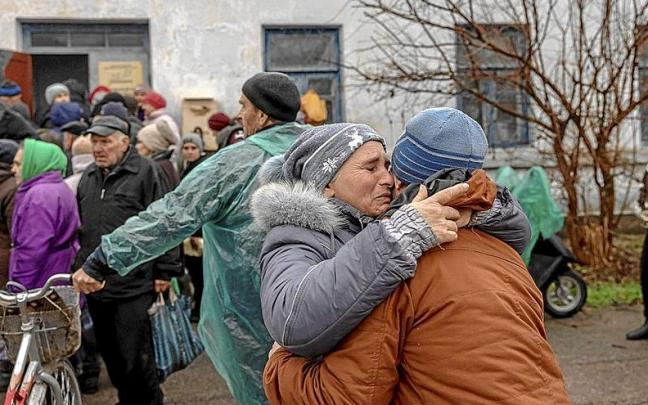 Reencuentros en Jersón tras la retirada rusa. | FOTO: EFE