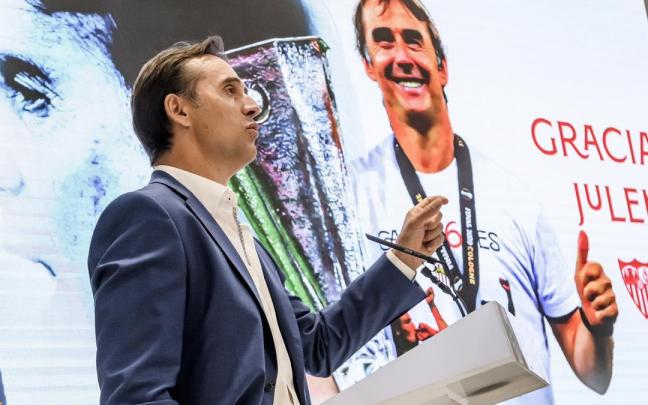 El exentrenador del Sevilla FC, Julen Lopetegui durante el acto de despedida que le ha dedicado el club este jueves en el estadio Ramón Sánchez Pizjúan El exentrenador del Sevilla FC, Julen Lopetegui durante el acto de despedida que le ha dedicado el club este jueves en el estadio Ramón Sánchez Pizjúan