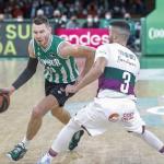 Dairis Bertans, que la pr&oacute;xima temporada seguir&aacute; militando en el Coosur Betis, penetra a canasta ante Jaime Fern&aacute;ndez.