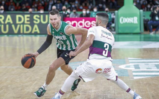 Dairis Bertans, que la pr&oacute;xima temporada seguir&aacute; militando en el Coosur Betis, penetra a canasta ante Jaime Fern&aacute;ndez.