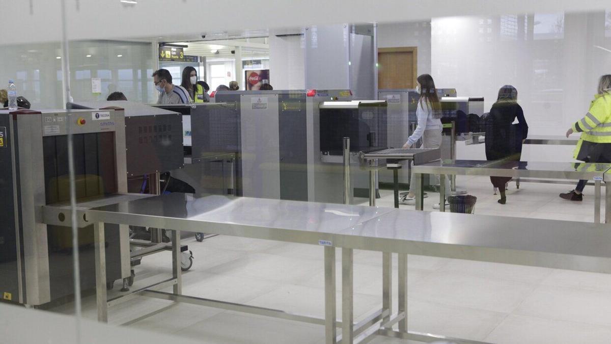 Interior del aeropuerto de Foronda.