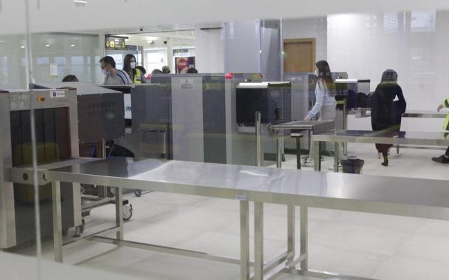 Interior del aeropuerto de Foronda.