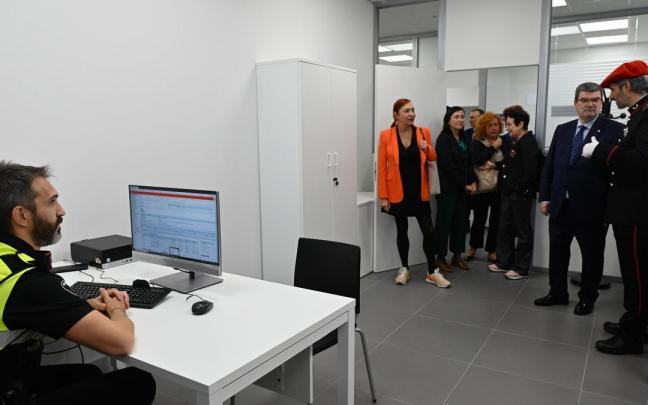 La corporaci&oacute;n municipal durante la visita a las nuevas dependencias policiales en Deusto.