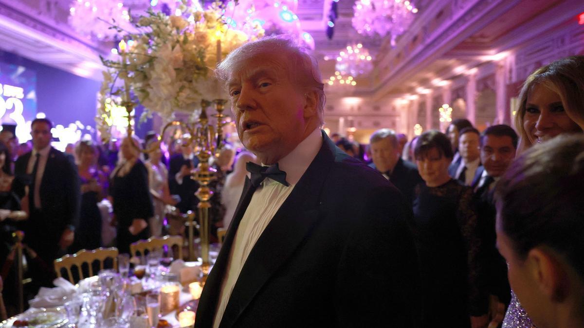 Trump en la fiesta de fin de año que dio en su mansión de Florida.