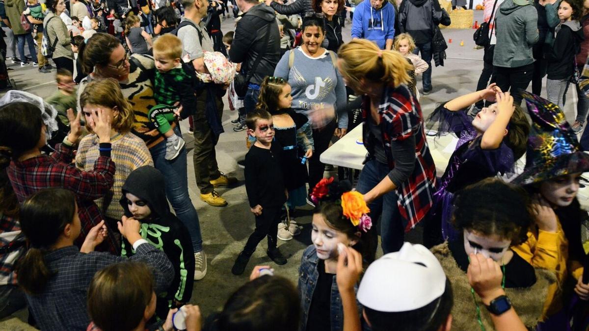 Aurpegi margoketa eta eskulan tailerrak egin zituzten Iriarte pilotalekuan.