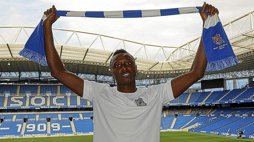 Sadiq Umar posa con la bufanda de la Real en Anoeta. El nigeriano se ha convertido en el fichaje más caro en la historia de la Real. | FOTO: REAL SOCIEDAD