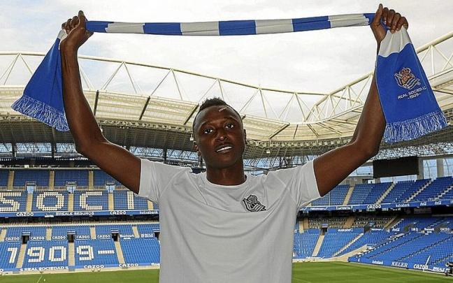Sadiq Umar posa con la bufanda de la Real en Anoeta. El nigeriano se ha convertido en el fichaje más caro en la historia de la Real. | FOTO: REAL SOCIEDAD Sadiq Umar posa con la bufanda de la Real en Anoeta. El nigeriano se ha convertido en el fichaje más caro en la historia de la Real. | FOTO: REAL SOCIEDAD