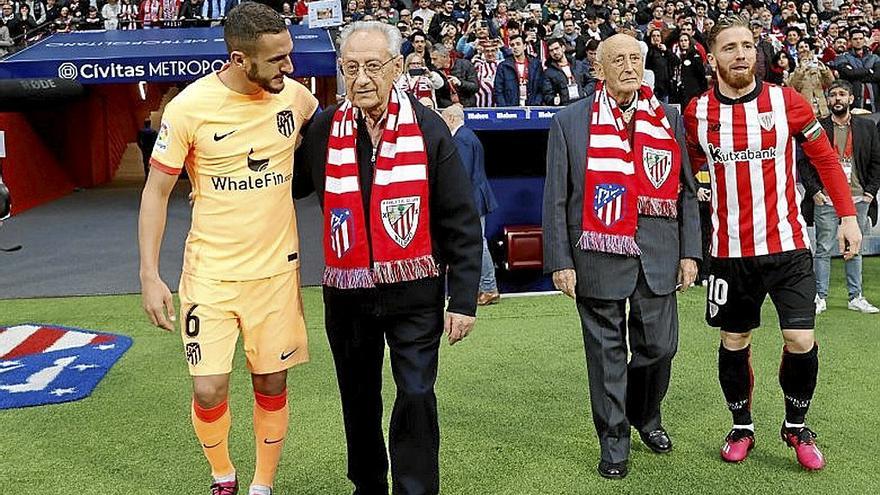Koke y Muniain acompañan a los socios número 1. | FOTO: ATLÉTICO DE MADRID