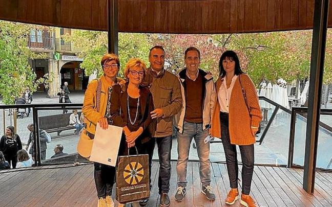 Manuel G&oacute;mez (2&ordm; por la dcha.) y la organizaci&oacute;n de los comerciantes.