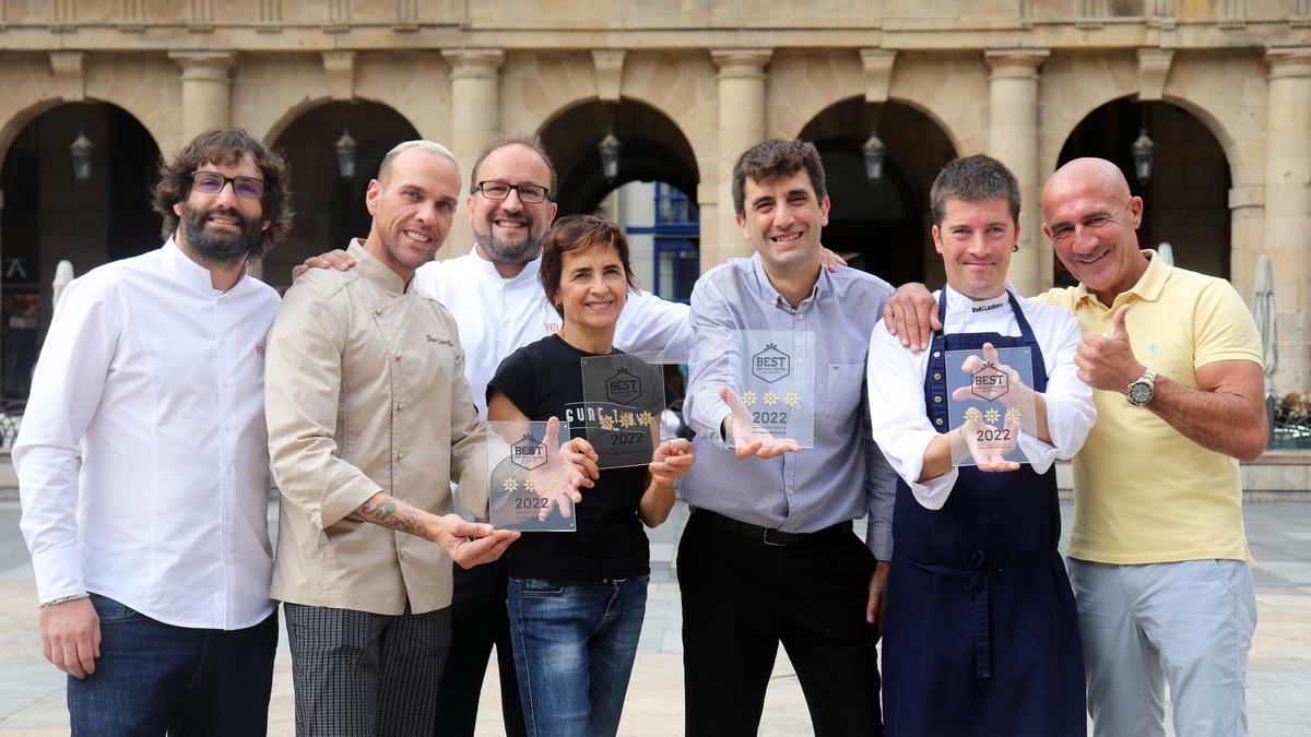 Los cinco responsables de los locales de Bilbao galardonados con la maxíma distinción posan en una imagen en la Plaza Nueva