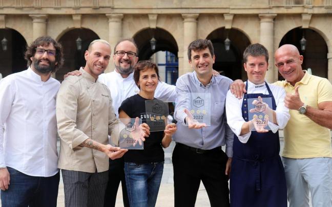 Los cinco responsables de los locales de Bilbao galardonados con la maxíma distinción posan en una imagen en la Plaza Nueva