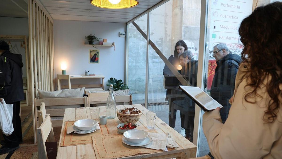 Imagen del interior de la exposición de los muebles que se sortean