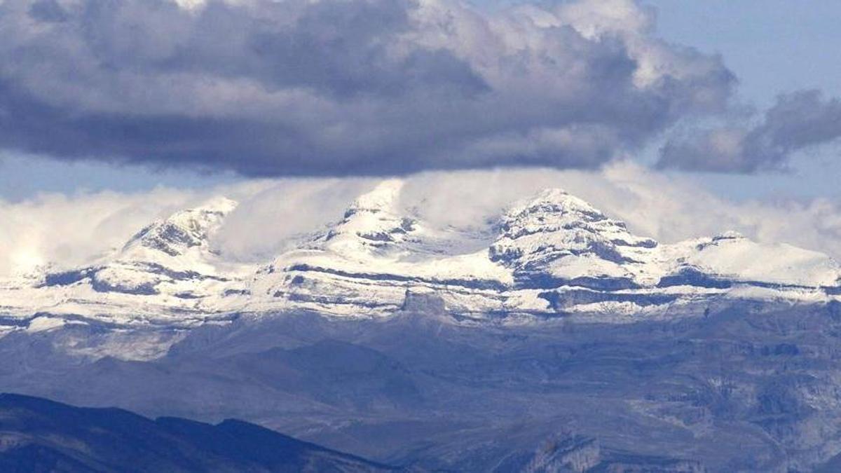 Entre las nubes, los picos de Cilindro de Marbore, Monte Perdido y Soum de Ramond, en una imagen de archivo.