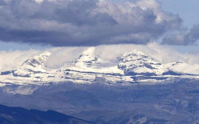 Entre las nubes, los picos de Cilindro de Marbore, Monte Perdido y Soum de Ramond, en una imagen de archivo. Entre las nubes, los picos de Cilindro de Marbore, Monte Perdido y Soum de Ramond, en una imagen de archivo.
