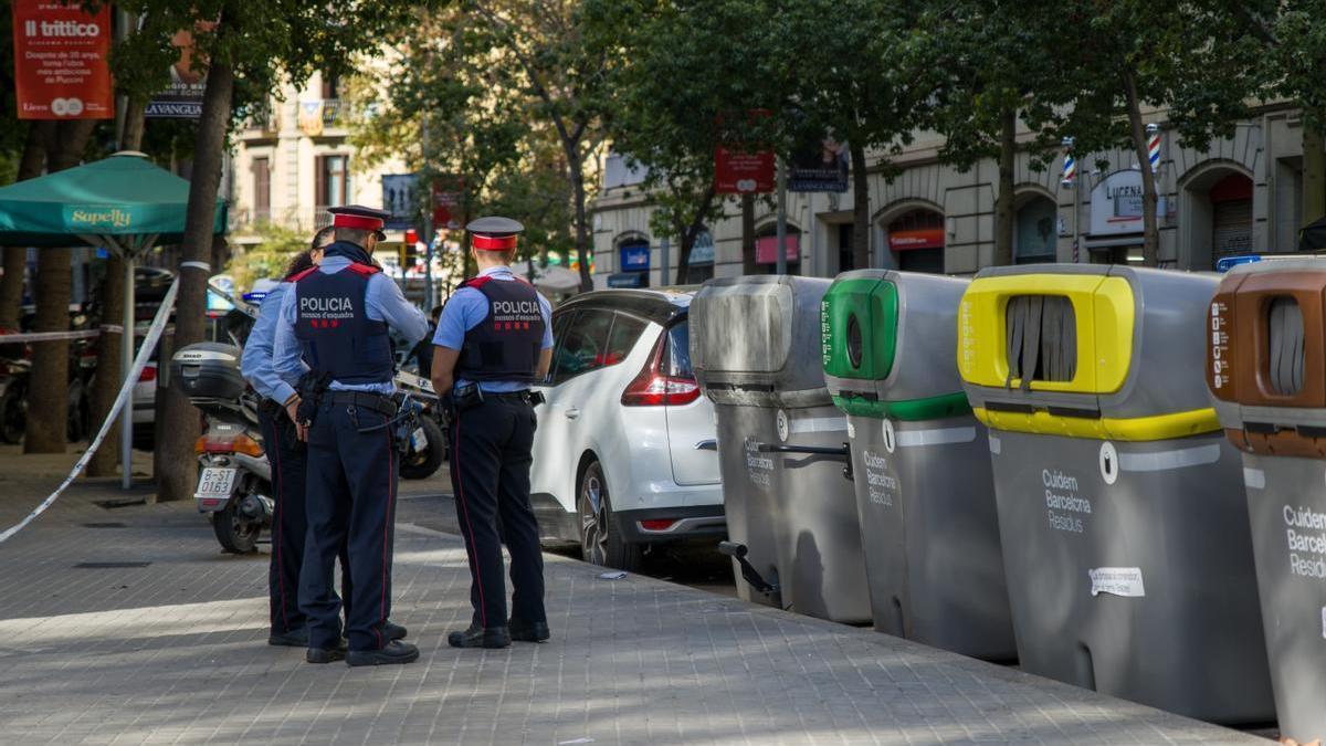 Agentes de los Mossos en la zona en la que ha sido hallado el cadáver.