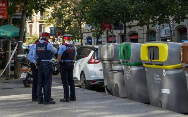 Agentes de los Mossos en la zona en la que ha sido hallado el cadáver. Agentes de los Mossos en la zona en la que ha sido hallado el cadáver.