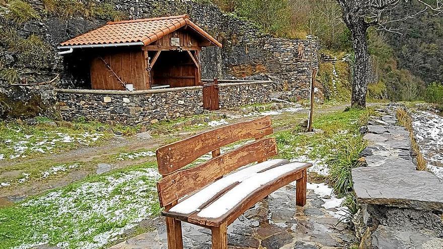 El refugio de madera y el banco que se han colocado. | FOTO: N.G.