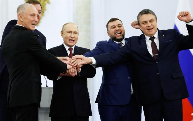 Putin, con los líderes prorrusos de los cuatro territorios ucranianos ocupados por Rusia.