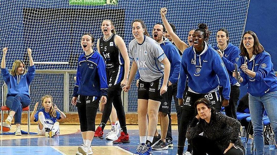 Las integrantes del banquillo del IDK animan a su equipo. Foto: Gorka Estrada