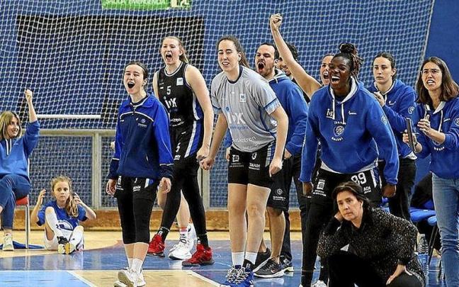 Las integrantes del banquillo del IDK animan a su equipo. Foto: Gorka Estrada