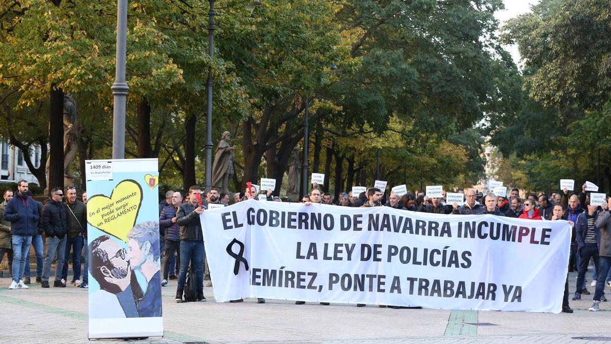 Policías forales, en la protesta de este jueves ante el Parlamento.