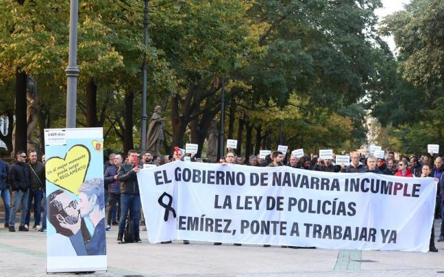 Policías forales, en la protesta de este jueves ante el Parlamento.