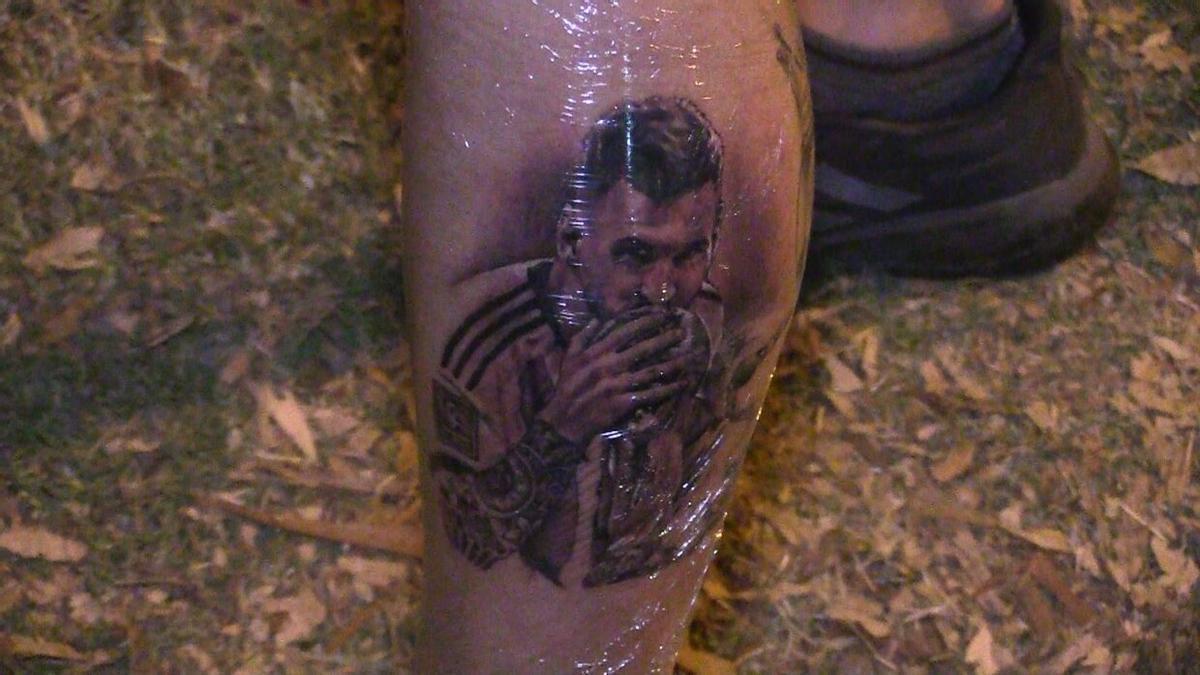 Messi, tatuado en la pierna de un aficionado.